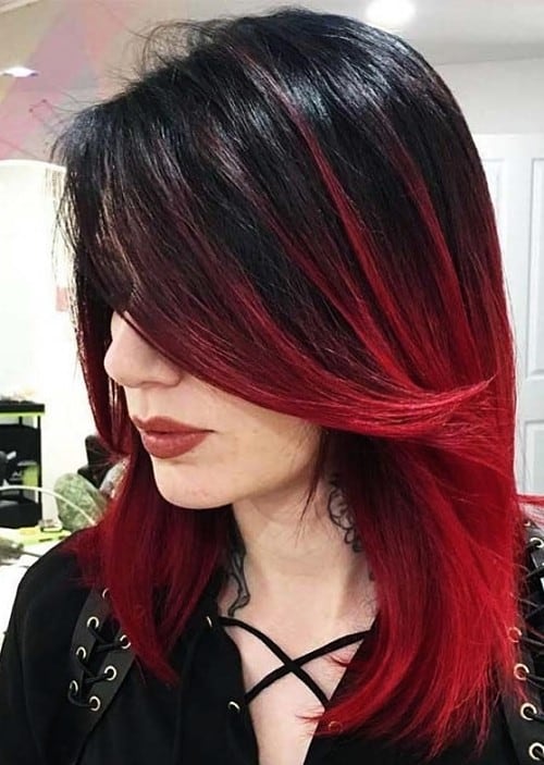 Iluminaciones rojas en el cabello oscuro paso